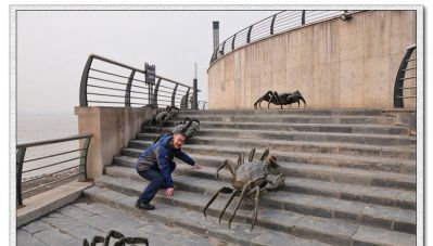 海边街道摆放的行走的不锈钢创意螃蟹雕塑