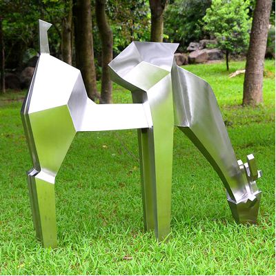 不锈钢抽象公园低头吃草的梅花鹿雕塑