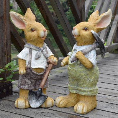 景区两只聊天的树脂彩绘兔子雕塑