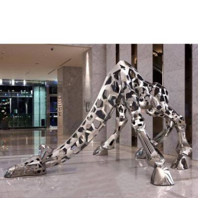 商场室内摆放不锈钢镂空趴姿长颈鹿雕塑