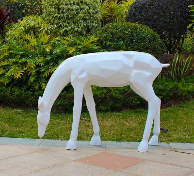 公园玻璃钢几何低头的白色梅花鹿雕塑