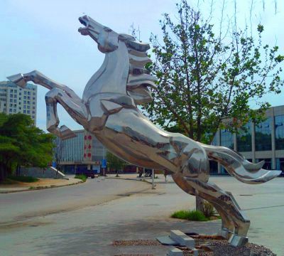 城市街道不锈钢镜面奔腾的马雕塑