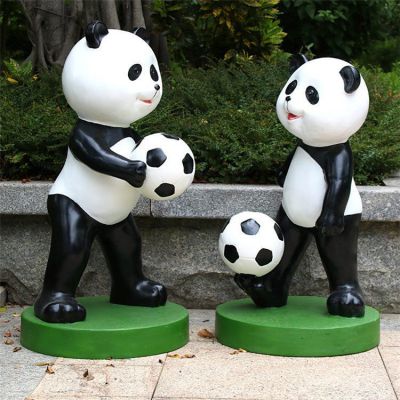 公园摆放玻璃钢卡通踢足球熊猫雕塑