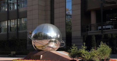 别墅小区玻璃钢镜面创意球体地球仪雕塑