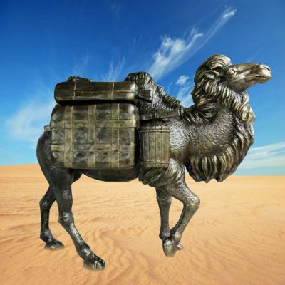 广场玻璃钢仿铜托行囊行走的骆驼动物雕塑