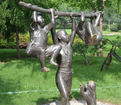 公园捉着树枝玩耍的小孩小品铜雕