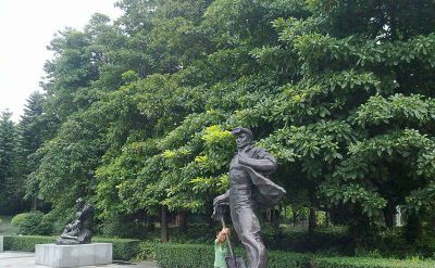 公园铜雕拿着铁锹的工人雕塑