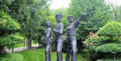 公园男孩女孩人物铜雕解放军雕塑