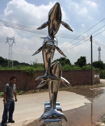 景区摆放三只相连的不锈钢海豚雕塑