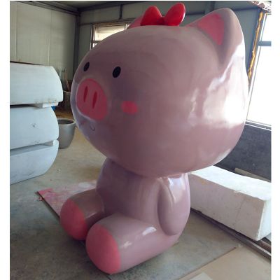 户外景区摆放一只坐着的粉色玻璃钢猪雕塑