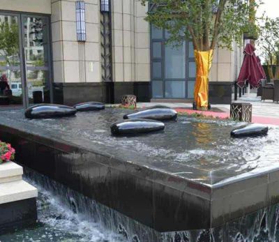 酒店池塘创意抽象水中的鹅卵石雕塑