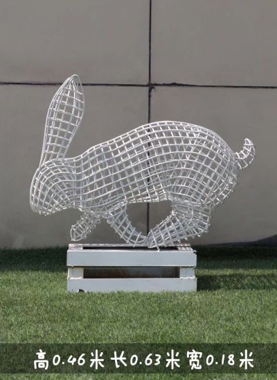广场一只不锈钢镂空兔子雕塑
