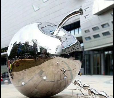 创意不锈钢镜面苹果和蚂蚁步行街景观雕塑