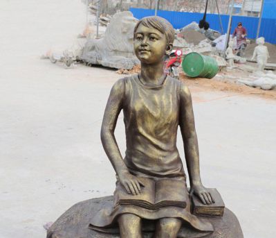 广场不锈钢仿铜女孩读书雕塑