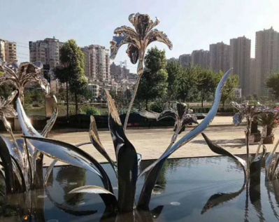 广场水池摆放不锈钢镜面抽象水仙花景观雕塑