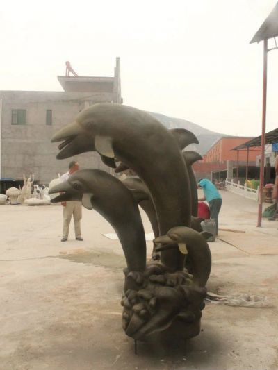 庭院多只不锈钢等待喂食的不锈钢海豚雕塑