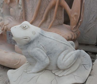 户外砂岩石雕青蛙雕塑