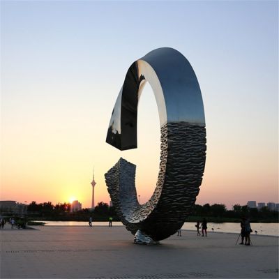广场大型锻造拉丝工艺圆环雕塑