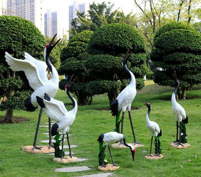 公园草坪创意玻璃钢姿态各异的鹤雕塑