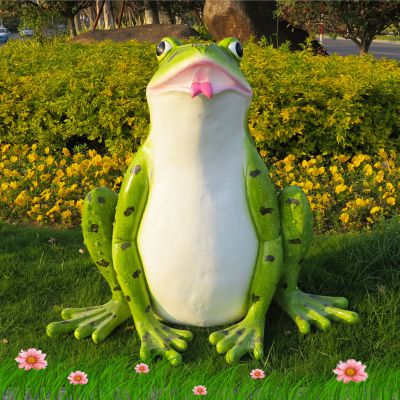 室内一只抽象玻璃钢青蛙雕塑