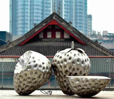 不锈钢咬了一口的草莓雕塑