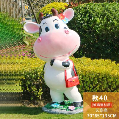 花园一只拿包的玻璃钢牛雕塑