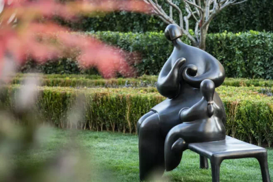 公园玻璃钢铜雕坐着长椅上的人物雕塑