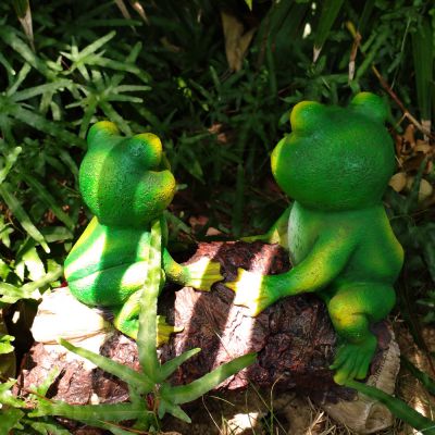 公园两只绿色玻璃钢青蛙雕塑