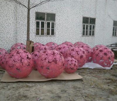景区创意不锈钢粉色花花镂空球雕塑