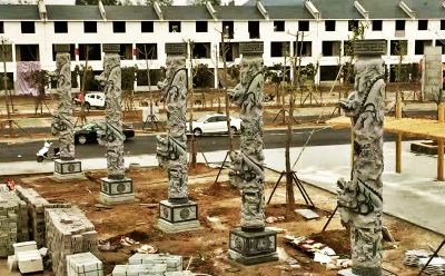 城市花园广场摆放青石龙柱雕塑