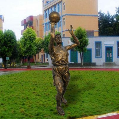 广场草坪摆放玻璃钢仿铜人物打篮球雕塑