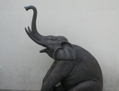 公园户外一只卧着的铜雕大象雕塑