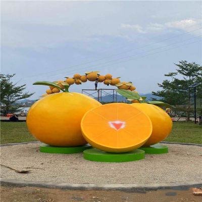 公园草地摆放大型喷漆橙子水果雕塑