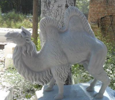 公园摆放的汉白玉石雕创意骆驼雕塑