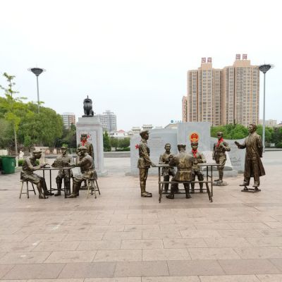 城市广场摆放玻璃钢仿铜红军人物雕塑