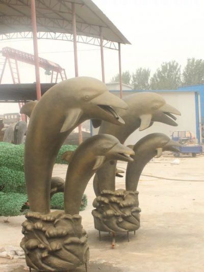 景区四只等待喂食的黄铜海豚雕塑