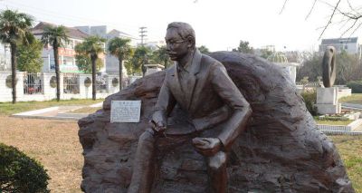 近代名人铜雕坐着的李四光雕塑