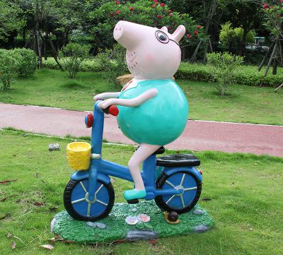 公园景观草坪猪爸爸骑车玻璃钢雕塑