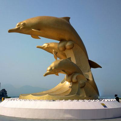 河边摆放大型黄铜海豚雕塑