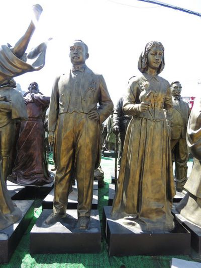 景区广场摆放玻璃钢历史名人雕塑