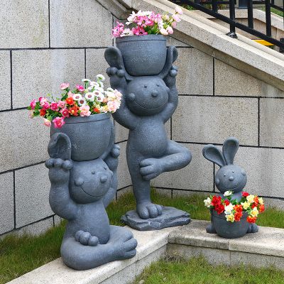 景区石雕头顶花盆练瑜伽的兔子雕塑