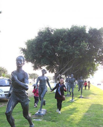 公园跑步运动人物小品景观玻璃钢仿铜雕塑