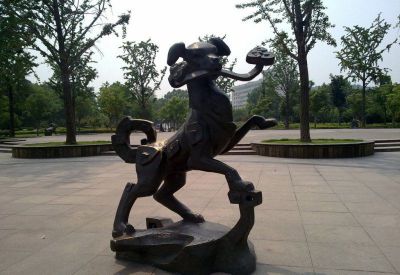 公园广场不锈钢铜雕嘴里吊着如意的狗雕塑