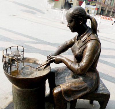 步行街烤梨人物铜雕梨雕塑