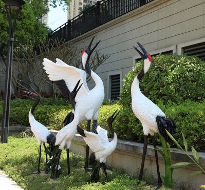 玻璃钢彩绘公园别墅创意一家丹顶鹤雕塑