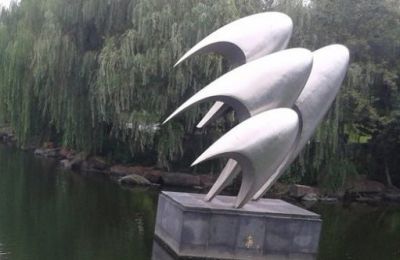 池塘四只抽象不锈钢鱼雕塑