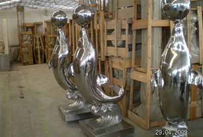 商场摆放三只玩耍的不锈钢海豚雕塑