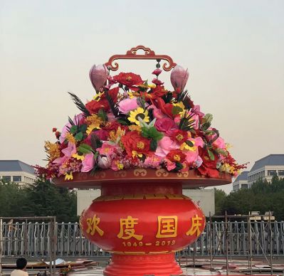 天安门春节玻璃钢彩绘欢度国庆花篮雕塑