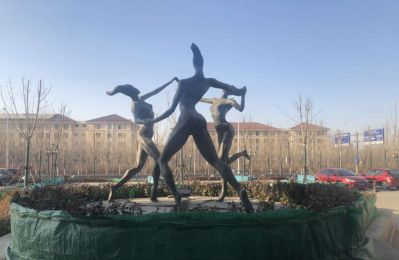 商场户外广场摆放三人跳舞抽象铜雕塑