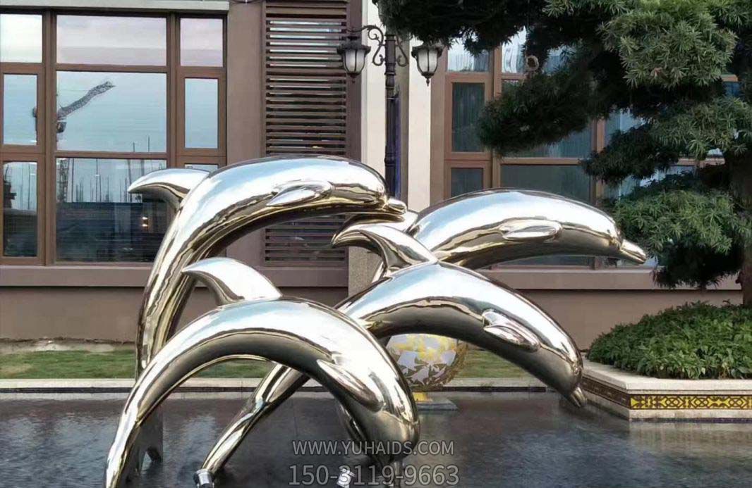 户外水池中四只抽象不锈钢海豚雕塑